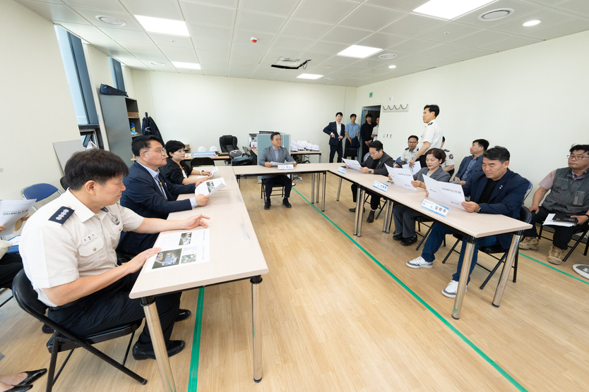 인천시의회 행정위원회의원들이 소방학교를 방문해 현안 점검을 하고 있다. ⓒ 인천시의회 제공