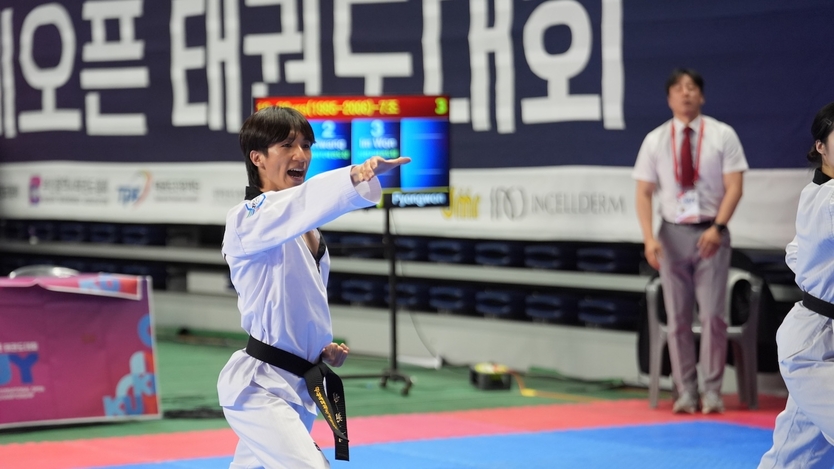 지난 5일 부산광역시 기장실내체육관에서 진행된 ‘2025 김운용컵 국제오픈태권도대회’에 참가한 신천지 태권도 대표팀 임원택 선수가 품새 경기에서 고려품새를 시연하고 있다. ⓒ 신천지예수교회