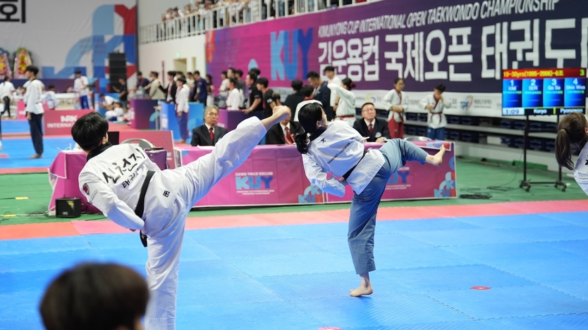 지난 5일 부산광역시 기장실내체육관에서 진행된 ‘2025 김운용컵 국제오픈태권도대회’에 참가한 신천지 태권도 대표팀 신우주 선수(왼쪽)가 품새 경기에서 고려품새를 시연하는 중 옆차기 동작을 하고 있다. ⓒ 신천지예수교회