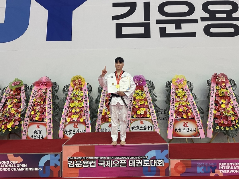 지난 5일부터 8일까지 부산광역시 기장실내체육관에서 ‘2025 김운용컵 국제오픈태권도대회’가 진행된 가운데 위력격파(옆차기/뒤차기격파) 종목에서 1위 및 MVP를 수상한 신천지 태권도 대표팀 공두현 선수가 기념촬영을 하고 있다. ⓒ 신천지예수교회