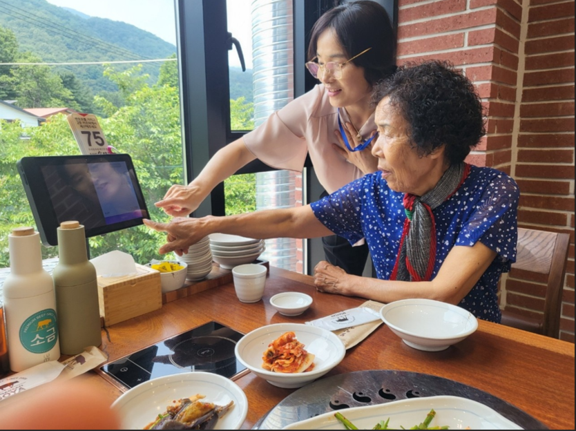 구이노인복지센터키오스크체험ⓒ완주군청 제공