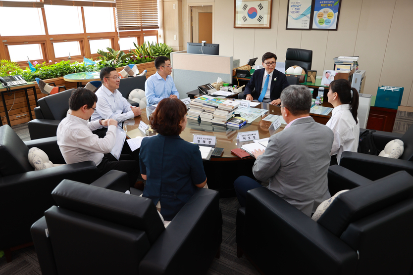 중국 운남성의 농업 특성화 대학인 운남농업대학교 대표단이 보성군을 방문했다_차 산업 인재 양성과 보성 차 수출 확대 방안에 대해 이야기 하고 있다ⓒ보성군청 제공