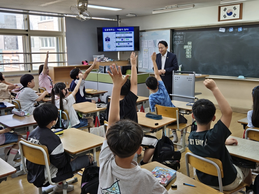 김찬진 동구청장_초등학생 눈높이에 맞는 ‘도로명주소 교육’ 실시하고 있다. ⓒ 동구청 제공