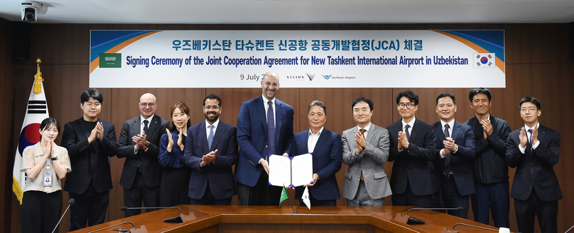 지난 9일 인천국제공항공사 회의실에서 진행된 ‘우즈베키스탄 타슈켄트 신공항 공동개발협정 체결식’에서 인천국제공항공사 이학재 사장(사진 우측에서 6번째)이 비전인베스트 오마르 알 미다니 사장(사진 왼쪽에서 6번째) 및 관계자들과 협정 체결 후 기념촬영을 하고 있다. ⓒ 인천국제공항공사 제공