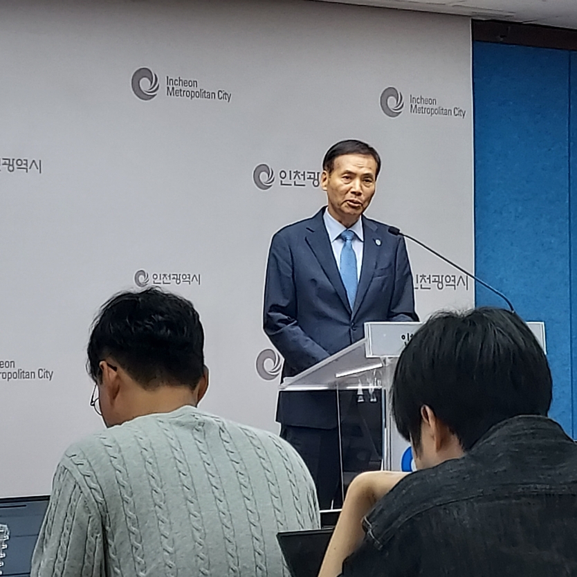 황효진 인천시 부시장이 ‘서부권 광역급행철도’ 사업이 제7차 재정사업평가위원회 심의 최종 예비타당성조사를 통과에 대한 브리핑을 하고 있다. ⓒ 우리일보 db