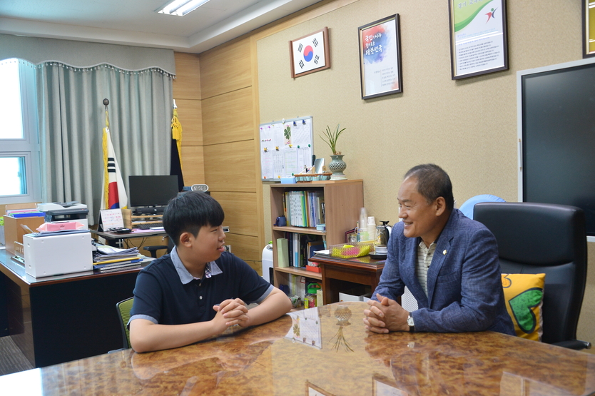 김승호 동두천시의장이 폭염 속 따뜻한 나눔을 한 동두천중학교, 옥현일 학생과 대화를 하고 있다. ⓒ 동두천시의회 제공 