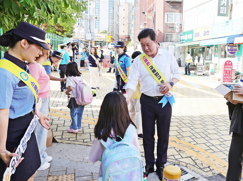 이영훈 미추홀구청장이 ‘아이 먼저’ 어린이 교통안전 캠페인을 펼치고 있다. ⓒ 미추홀구 제공