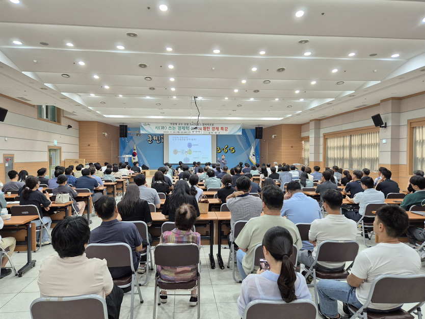 보성군은 ‘시(詩) 쓰는 경제학자’ 이경재 전주대학교 교수를 초청해 제373회 보성자치포럼을 성황리에 개최했다ⓒ보성군청 제공
