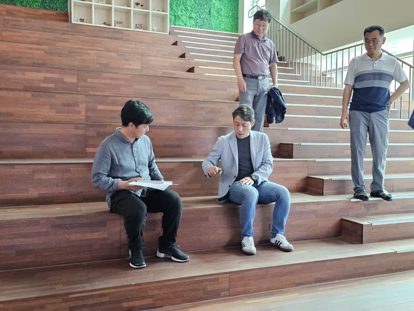 인천시의회 이용창 위원장, 루원중 폐쇄 커뮤니티 공간 방치에 대해 현장을 점검하고 있다. ⓒ 인천시의회 제공