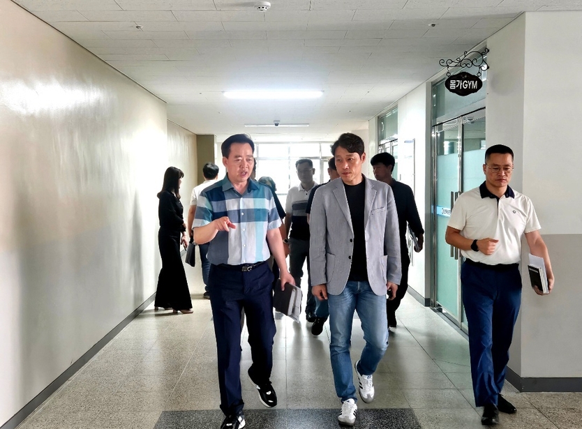 인천시의회 이용창 위원장, 루원중 폐쇄 커뮤니티 공간 방치에 대해 현장을 점검하고 있다. ⓒ 인천시의회 제공