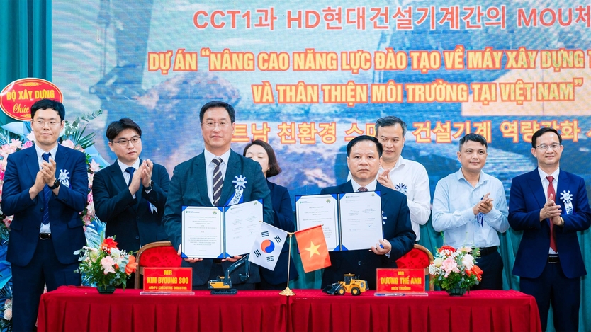 HD현대건설기계 AM/PS 담당 김병수 상무(왼쪽 세 번째)와 CCT1 즈엉 테 안(Duong The Anh) 총장(왼쪽 다섯 번째)이 베트남 하노이에 위치한 CCT1에서 ‘친환경·스마트 건설기계 인력 양성 사업’에 관한 MOU를 체결하고 기념사진을 촬영하고 있다 ⓒ HD현대건설기계 제공