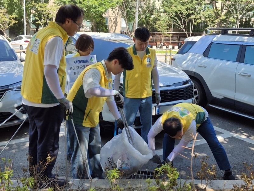 12일 신천지자원봉사단 동인천지부가 동인천역북광장 수문통 거리에서 우수관을 청소하고 있는 모습. ⓒ신천지자원봉사단 동인천지부
