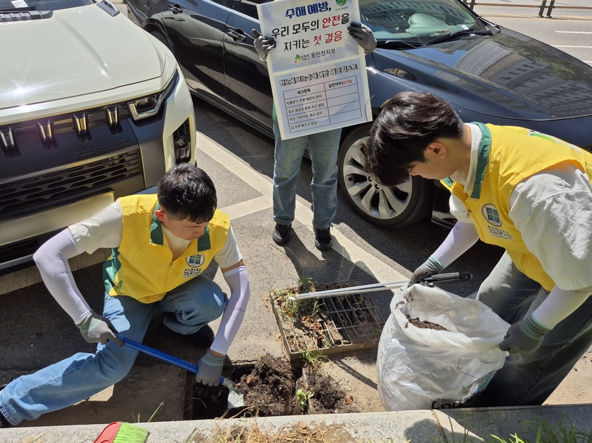 12일 신천지자원봉사단 동인천지부가 동인천역북광장 수문통 거리에서 우수관을 청소하고 있는 모습. ⓒ신천지자원봉사단 동인천지부