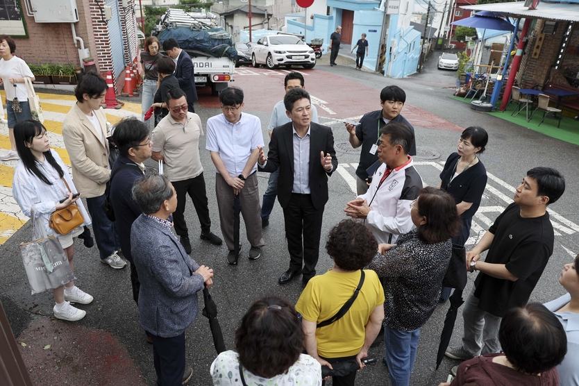 김정헌 중구청장이 행복마을 가꿈사업 현장 방문-소무의도를 방문해 주민 주거환경관련 환담을 나누고 있다. ⓒ 중구청 제공