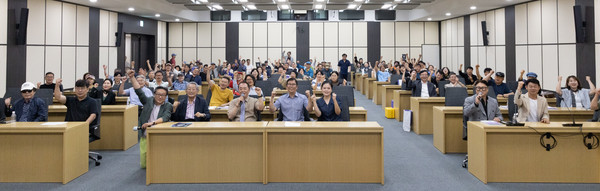 제43회 대한민국연극제 인천에서 열린 ‘연극인 100인 토론회’ 개최 후 기념촬영을 하고 있다. ⓒ 대한민국연극제 인천 제공