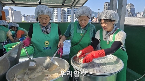 종로구새마을회 소속 봉사자들이 소외계층을 위한 삼계탕을 정성스럽게 만들고 있다. (사진=종로구새마을회)