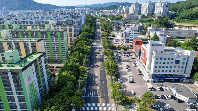 지봉로 구간 고압 송전선로 지중화사업의 지하 매설공사를 완료하고 지난 11일 도로를 정상 개통했다ⓒ순천시 제공