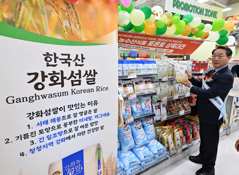유정복 인천시장이 14일(현지시간) 캐나다 토론토 갤러리아 슈퍼마켓 욕밀점(Galleria Supermarket YorkMills)에서 열린 '인천 농수산식품 토론토 상륙대전'에서 판매중인 농수산물을 홍보하고 있다. ⓒ 인천시 제공