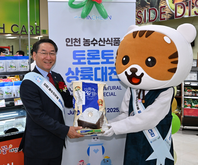 유정복 인천시장이 14일(현지시간) 캐나다 토론토 갤러리아 슈퍼마켓 욕밀점(Galleria Supermarket YorkMills)에서 열린 '인천 농수산식품 토론토 상륙대전'에서 판매중인 농수산물을 홍보하고 있다. ⓒ 인천시 제공