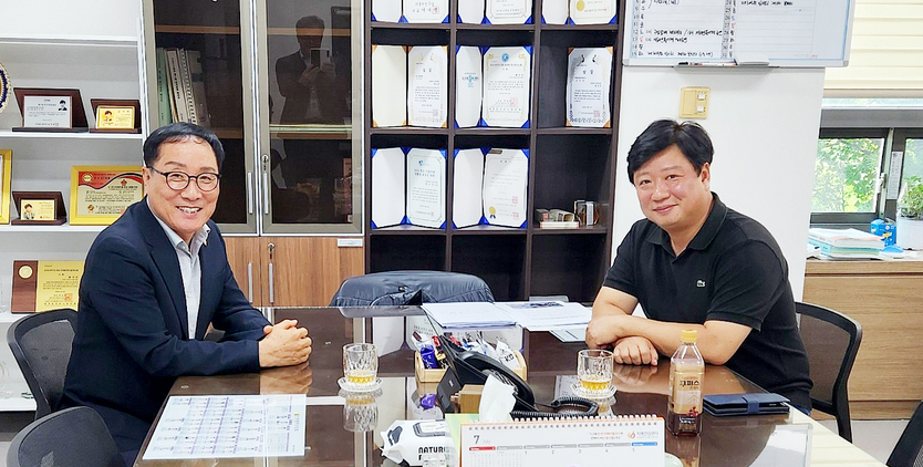 인천시의회 한민수 의원과 인천남동구의회 황규진 의원(총무위원장)이 닥터헬기 전용 계류장 설치 관련 남동구의회 재상정(공유재산관리계획안)에 대해 협의를 하고 기념촬영을 하고 있다. ⓒ 인천시의회 제공