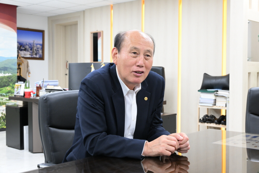 박형덕 동두천시장이 민선8기 시민 체감형 도시 발전 추진 발표 인터뷰를 하고 있다. ⓒ 동두천시 제공