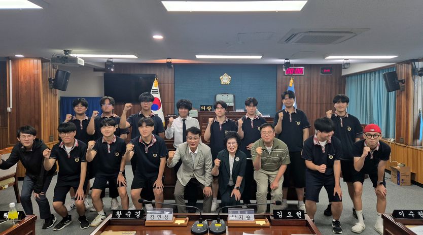 전경애 미추홀구의회의장이 지난 11일 학익고등학교 학생 14명을 대상으로 지방자치제도 이해와 의회의 역할을 알리는 체험프로그램을 개최 후 기념촬영을 하고 있다. ⓒ 미추홀구의회 제공