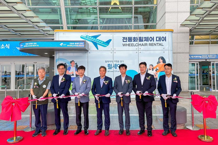 16일 인천공항 제1여객터미널 3층 장애인안심여행센터에서 진행된 ‘전동화 휠체어 개소식’에서 인천국제공항공사 이학재 사장(사진 가운데)이 현대자동차그룹 및 사단법인 그린라이트 주요 내빈과 함께 기념촬영을 하고 있다. ⓒ 인천국제공항공사 제공
