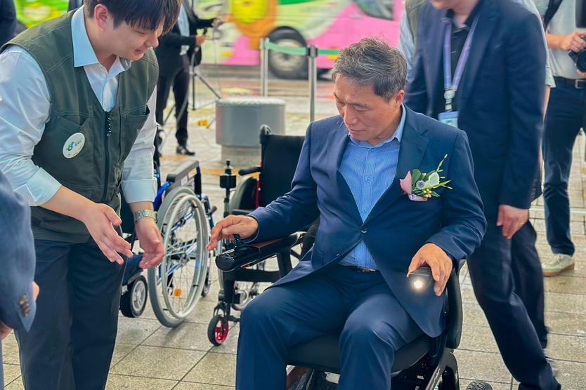 이학재 인천국제공항공사 사장이 16일 인천공항 제1여객터미널 3층 장애인안심여행센터에서 진행된 ‘전동화 휠체어 개소식’에서 전동화 휠체어를 시연하고 있다. ⓒ 인천국제공항공사 제공