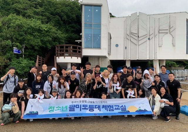 인천보훈지청은 인천지방해양수산청과 함께 16일, 관내 고등학생 50여명을 대상으로 ‘팔미도 등대 탐방’을 실시했다. ⓒ 인천보훈청 제공