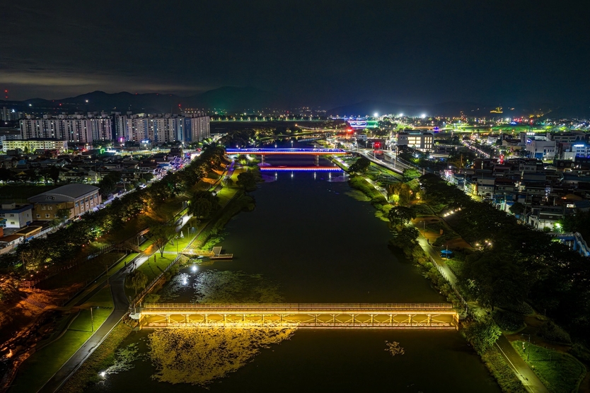 2025년 동천 야광 축제가 펼쳐질 풍덕교에서 팔마대교 구간의 동천 야간 경관ⓒ순천시 제공