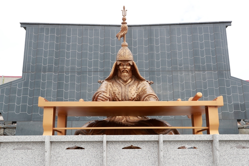 충무공 이순신의 결의, 보성에서 깨어나다! 제1회 ‘보성 열선루 통합축제’ 개최_‘신에게는 아직 열두 척의 배가 있다'는 장계를 쓰는 이순신 장군 조형물(보성 상유십이공원)ⓒ보성군 제공