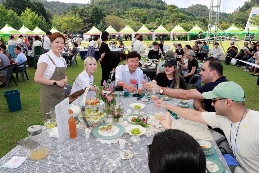 충무공 이순신의 결의, 보성에서 깨어나다! 제1회 ‘보성 열선루 통합축제’ 개최_김철우 보성군수와 외국인 관광객들이 함께 차를 마시고 있다(오후의 차밭)ⓒ보성군 제공