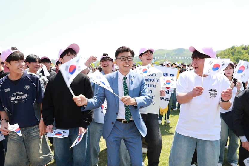 충무공 이순신의 결의, 보성에서 깨어나다! 제1회 ‘보성 열선루 통합축제’ 개최_김철우 군수와 청소년들이 함께 축제를 즐기고 있다(보성 다청년페스티벌)ⓒ보성군 제공