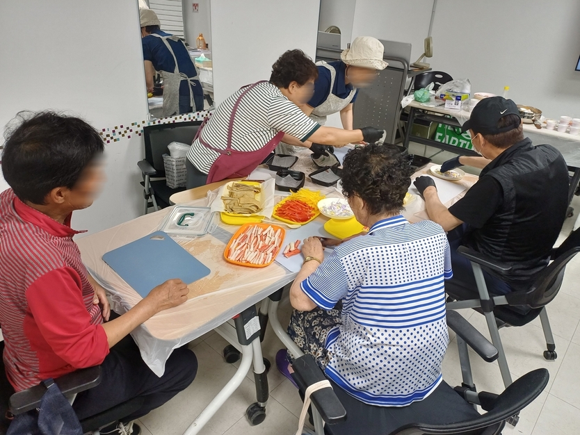 “혼자 살지만 혼자가 아니에요”… 정읍시 ‘온(溫)온(ON)’사업 호응(요리교실)ⓒ정읍시 제공