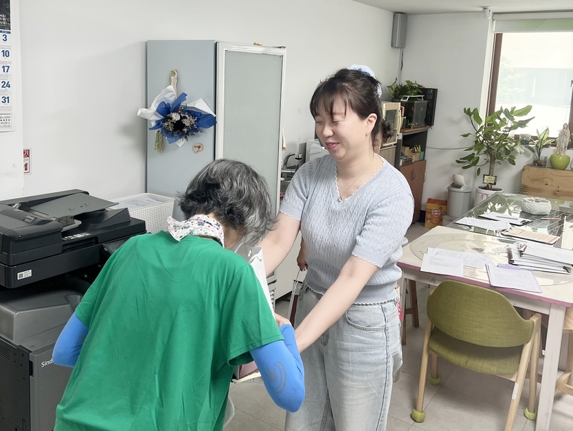 “혼자 살지만 혼자가 아니에요”… 정읍시 ‘온(溫)온(ON)’사업 호응(반찬지원)ⓒ정읍시 제공