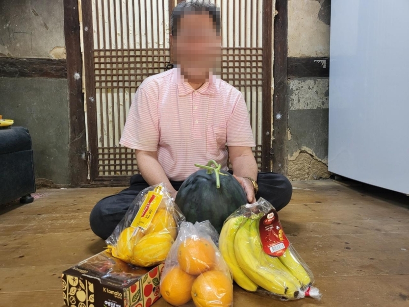 “혼자 살지만 혼자가 아니에요”… 정읍시 ‘온(溫)온(ON)’사업 호응(과일지원)ⓒ정읍시 제공
