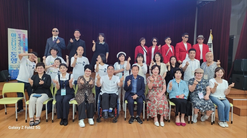  사단법인 세계여성평화그룹(IWPG) 남동지부 이남구 지부장이 '아름다운 동행'행사를 마치고 기념촬영을 하고 있다. ⓒ 사단법인 세계여성평화그룹(IWPG) 남동지부 제공