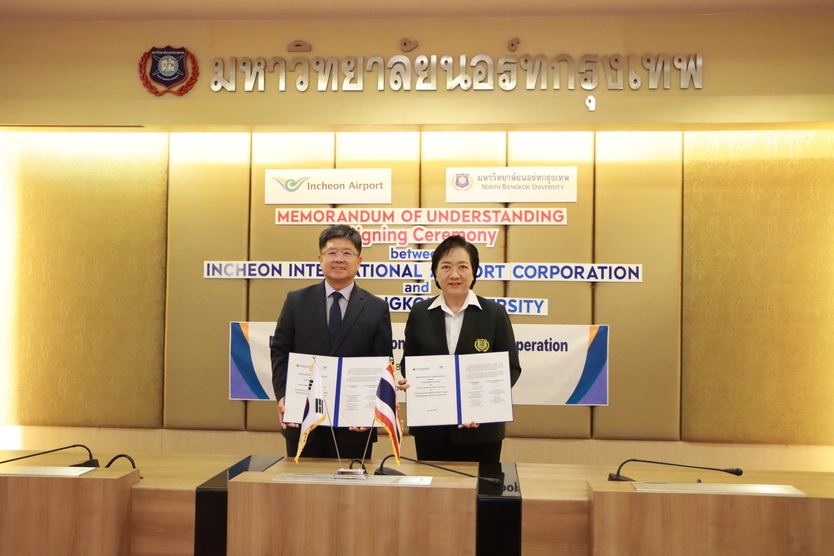 18일 오후 2시(한국시간 오후 12시) 태국 북부방콕대에서 개최된 교육 협력 MOU 체결식에 인천국제공항공사 신가균 경영본부장(사진 왼쪽)이 태국 북부방콕대 부총장인 난타나 차와시리쿨톤 부총장 (Dr. Nantana Chawasirikulthon) (사진 오른쪽)과 교육 협력 양해각서를 체결하고 기념촬영을 하고 있다. ⓒ 인천국제공항공사 제공
