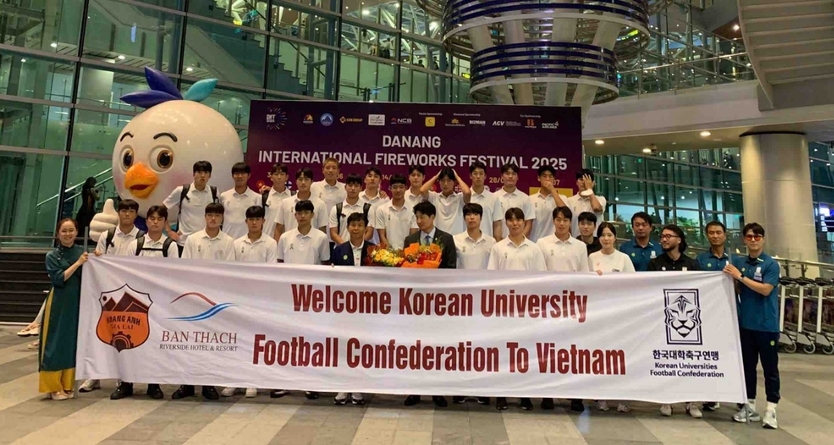 사단법인 한국스포츠에이전트협회가 한국대학축구연맹 소속 대학선발팀의 베트남 다낭 Thaigroup Cup 토너먼트 참가를 위해 업무협약을 체결하고 있다.