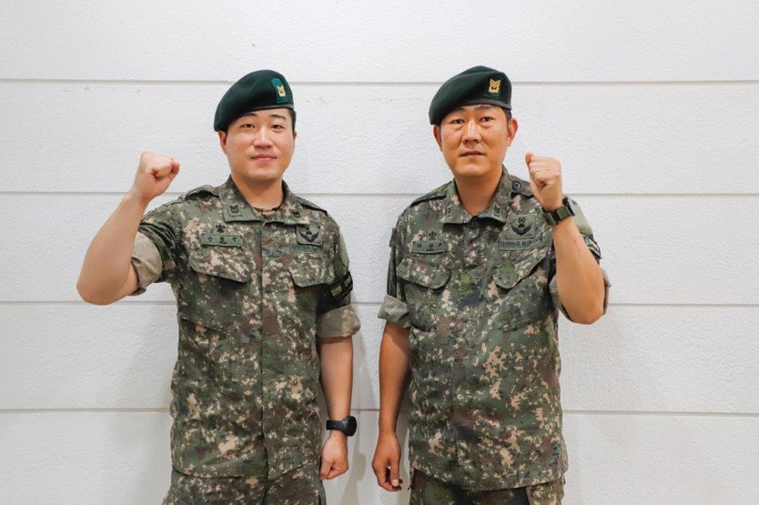 9사단 최형규상사와 안현우 중가가 온열질환으로 심정지 시민을 신속히 응급조치로 구조활동을 펼쳐 귀감이 되고 있다. ⓒ 9사단 공보장교 제공