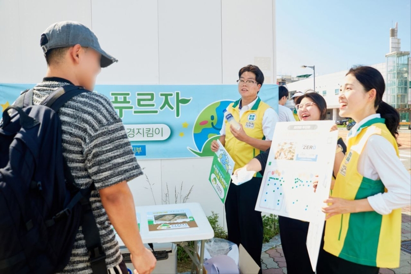 지난 20일 환경 실천 캠페인 현장에서 시민이 ‘내가 하는 작은 실천’ 피켓에 스티커를 붙이며 참여하고 있다. ⓒ 신천지자원봉사단 연수지부