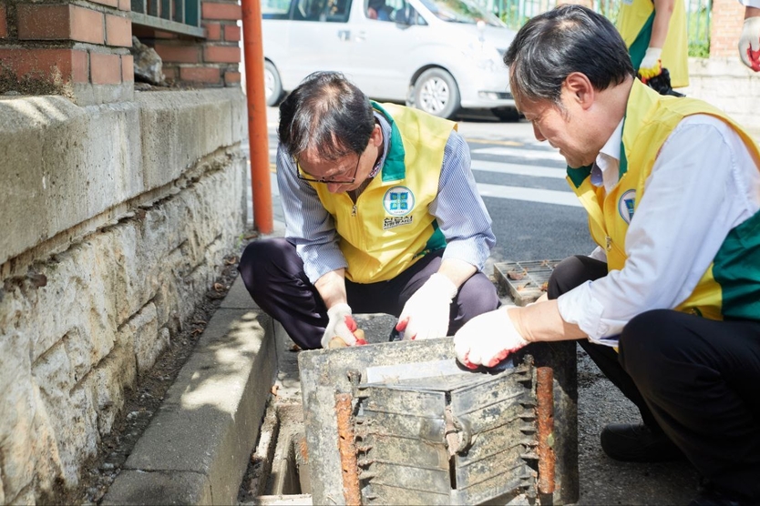 지난 20일 신천지자원봉사단 연수지부 회원들이 옥련동1동 주택가 일대에서 우수관 내 이물질을 제거하고 있다. ⓒ 신천지자원봉사단 연수지부