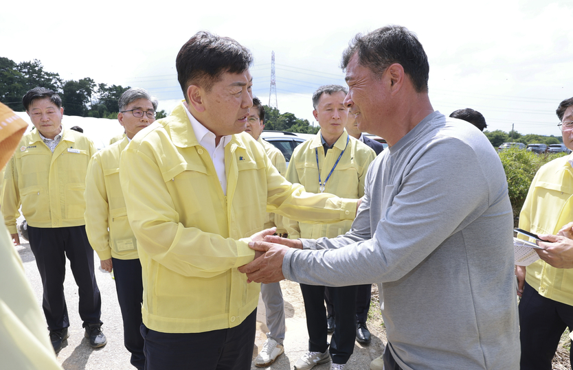 집중호우 침수피해 농가 위로 방문-고창 수박하우스ⓒ자치도 제공