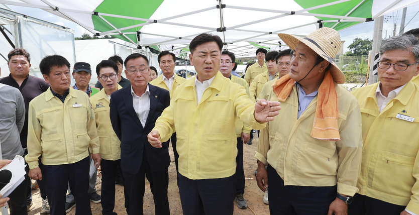 집중호우 침수피해 농가 위로 방문-고창 수박하우스ⓒ자치도 제공