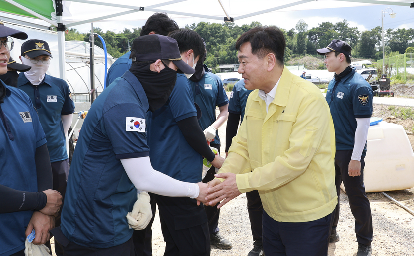 집중호우 침수피해 농가 위로 방문-고창 수박하우스ⓒ자치도 제공