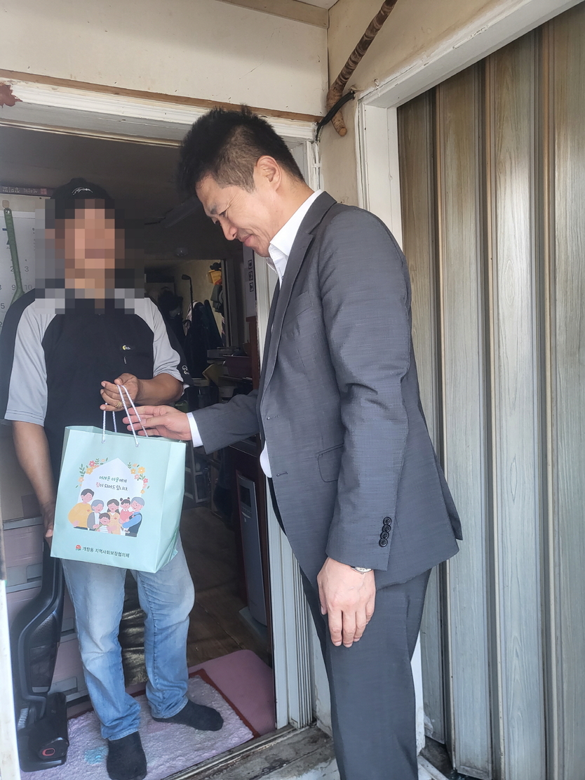 김정헌 구청장 폭염대비 개항동 쪽방촌 복지 현장 행보를 펼치고 있다. ⓒ 중구청 제공