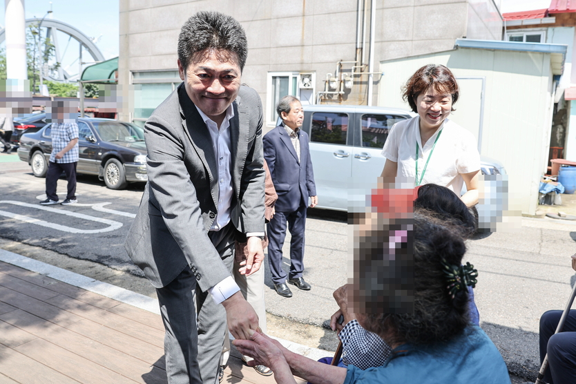 김정헌 구청장 폭염대비 개항동 쪽방촌 복지 현장 행보를 펼치고 있다. ⓒ 중구청 제공