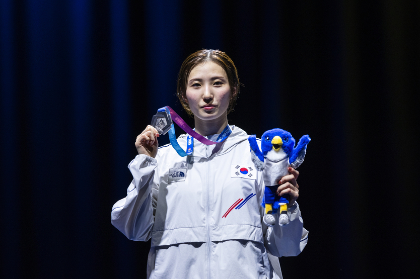 모별이 선수가 ‘2025 라인-루르 하계 세계대학경기대회’ 경기후 메달을 들어보이고 있다. ⓒ 중구청 제공