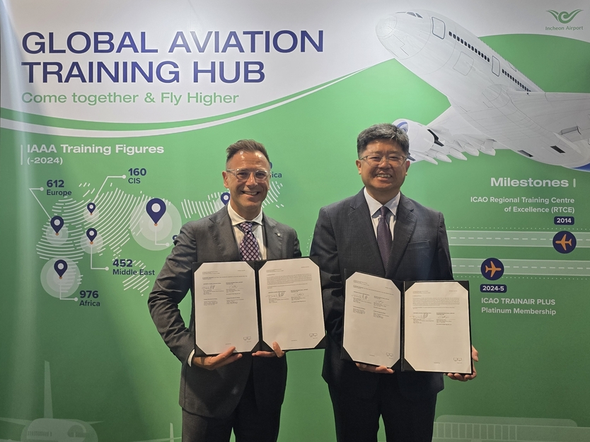 지난 17일 오전 11시(한국시간 오후 12시) 싱가포르에서 개최된 ‘2025 ICAO 아태지역 항공교육 심포지엄’ 에서 인천국제공항공사 신가균 경영본부장(사진 오른쪽)이 ACI World 드미트리 콜(Dimitri Coll) 고객경험 및 교육 부문 부사장 (사진 왼쪽)과 공동브랜드 교육과정 운영 협약 체결 후 기념촬영을 하고 있다. ⓒ 인천국제공항공사 제공