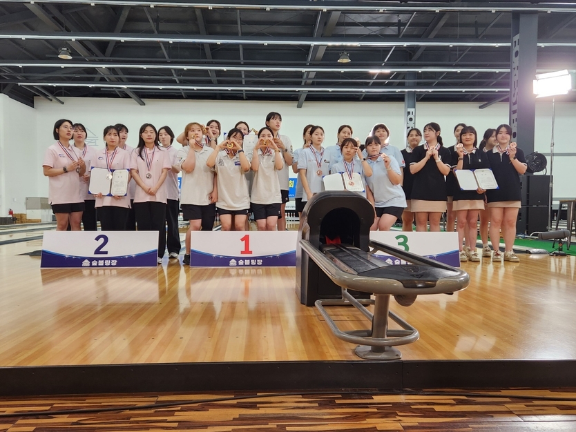 부평구 여자볼링선수단, 한국실업볼링연맹 전국실업볼링대회 단체전 5인조 동메달 획득 (제일 우측 검은색 상의 부평구 선수단) .끈끈한 팀워크로 이뤄낸 값진 성과,ⓒ 부평구청 